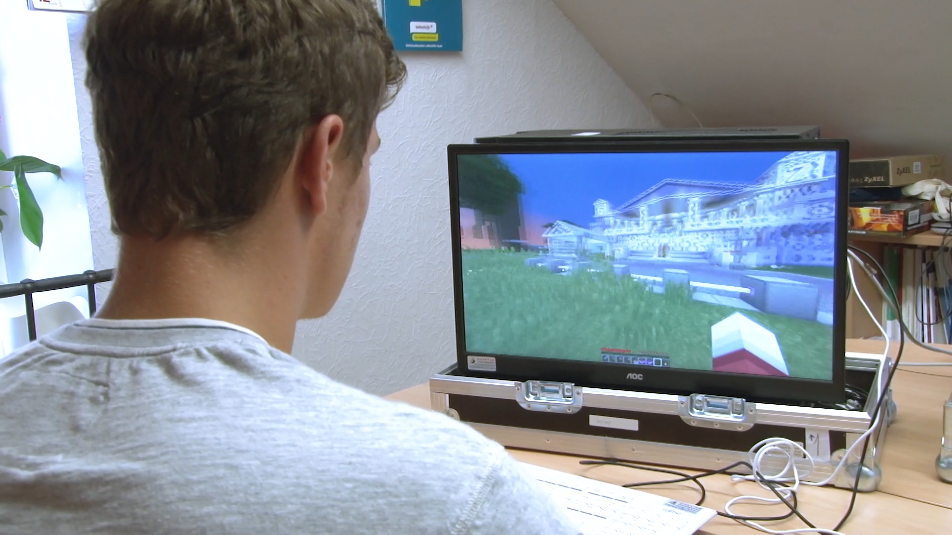 Ein junger Mann spielt Minecraft.